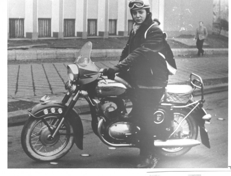 Jawadoctor 1
Das ist Schorsch,der Jawadoc,in den frühen 60zidern !
Das Bike eine JAWA 350 .
Schlüsselwörter: jawa