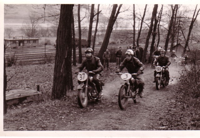 Werdegang eines 3 fachen Deutschen Meisters 1960,1963,1964 Heiner Butz Aspisheim
So haben viele angefangen,Sandbahn oder wie hier mit Strassenzugelassenen Maschinen bei einer sogenanten Fuchsjagt (Orientierungsfahrt) der Fuchs war übrigends ein BMW Gespann, wer gewonnen hat?(ein 16 Jähriger) Dreimal dürft Ihr raten.....
