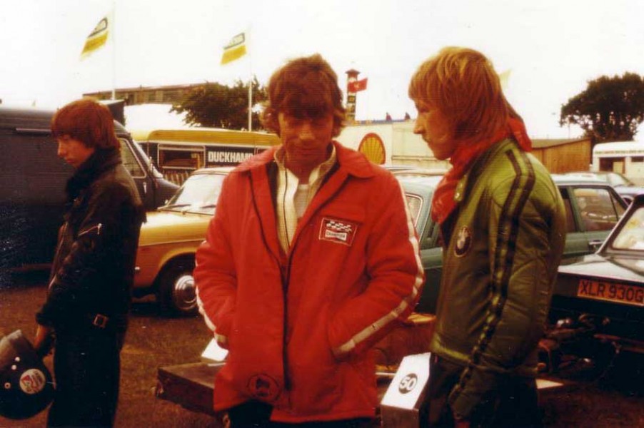 Rolf Steinhausen und Benno Deifel auf der TT Isle of Man 1977.  Das Thema war: Wie stehen die Chancen für das morgige Rennen.....? 
