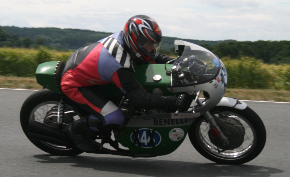 Benelli 350 in Schleiz
Nico Müller fuhr mit einer Leihgabe von Mathias Weichel (Oelsnitz) 
Schlüsselwörter: Schleiz, Benelli, Paso, Nico, Müller, 350