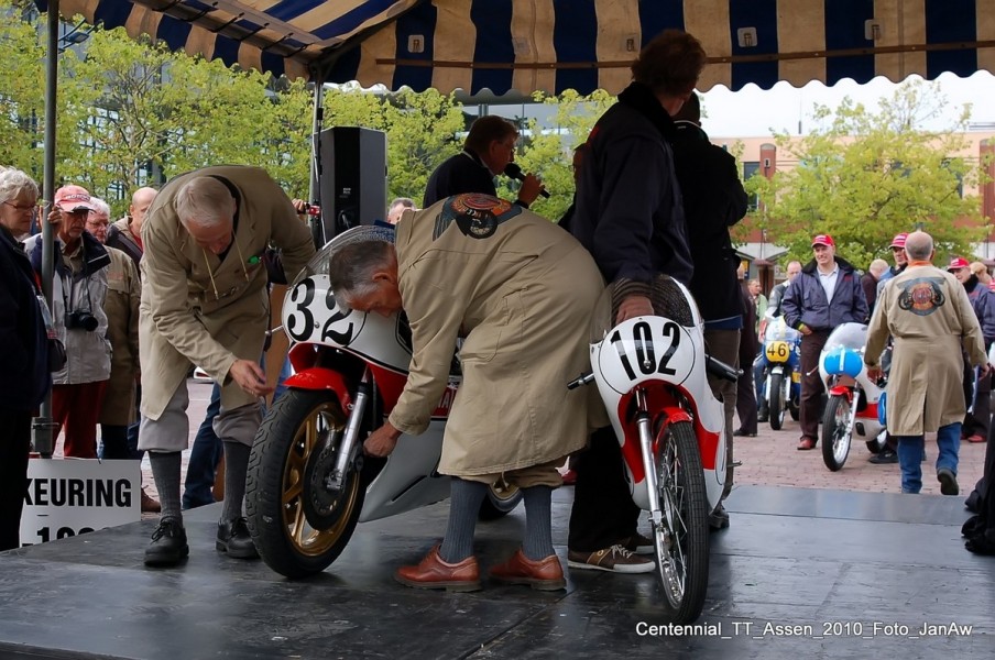 Centennial Classic TT 2010 Assen
Keuring van de motoren in het centrum van Assen
