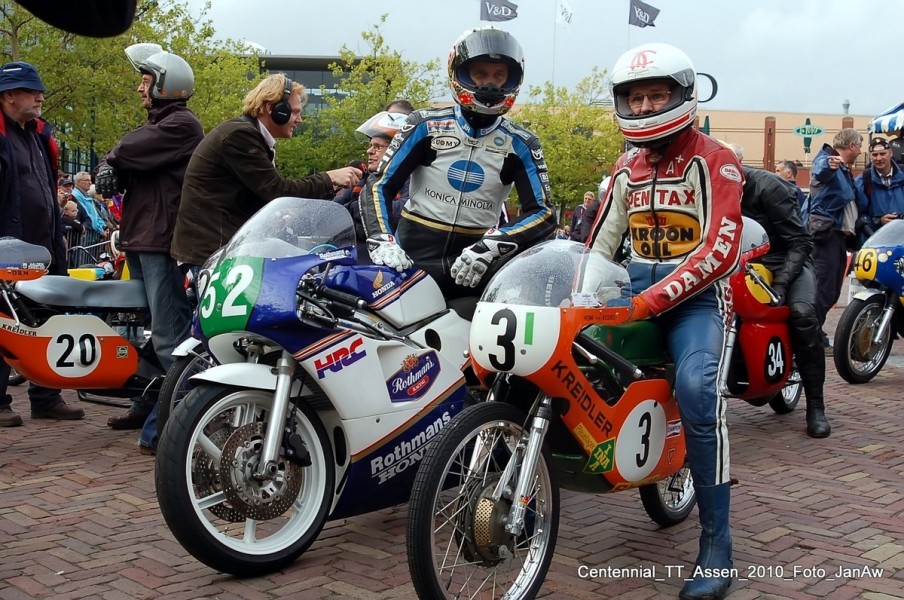 Centennial Classic TT 2010 Assen
Jurgen v.d Goorbergh Honda NSR 250_Henk van Kessel Kreidler 50cc
