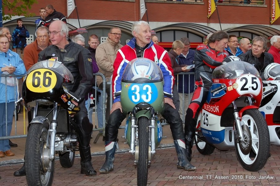 Centennial Classic TT Assen 2010
Hans de Wit Konig 500_Theo Louwes Aermacchi 350_Michel du Maine Yamaha TZ750
