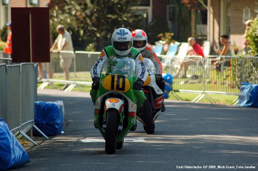Eext (NL) Historische GP 2009
Mick Grant  (geb. 10 juli 1944 )Kawasaki KR500_7 x winnaar TT eiland Man_25 GP_3 overw._JL (Jim Lees) op helm, sponsor tijdens zijn actieve loopbaan
