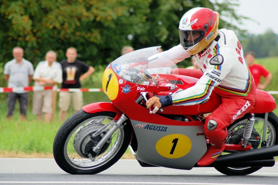 Giacomo Agostini
15-facher Weltmeister, 122 Grand-Prix Siege
17. Zschorlauer Dreieckrennen 2013
Schlüsselwörter: Peter Wolf