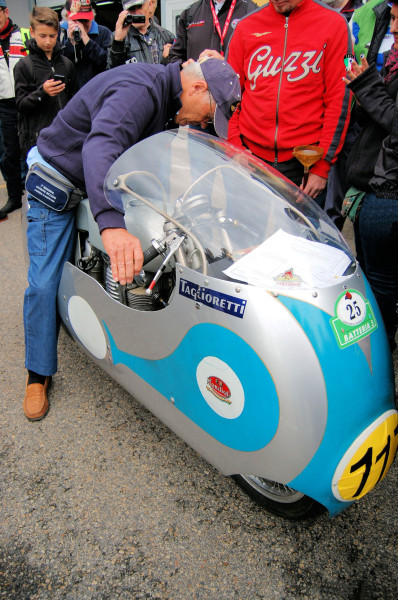 Sachsenring Classic 2015
Eugenio Lazzarini wärmt die Mondial auf
