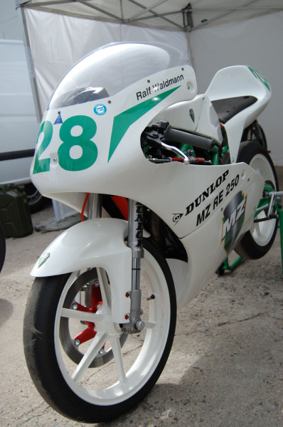 Zschorlauer Dreieck – Classic GP 2009
MZ RE 250 mit Honda RS 125-Verkleidung
