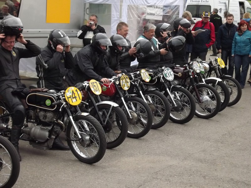 Parade der AWO- u. SIMSON Fahrer
ADAC Sachsenring Classic 2014
Archiv: Tilo Lindner
