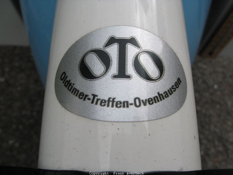 Oldtimer Treff Ovenhausen 2015
Es fand dort diesjährig zum ersten Mal am Hotel und Café Hess statt, eine ganz gediegene Location,
mit genug Platz für alle Mopeds, ein sicher langjährig etabliertes und schon größeres Treffen zu immer
noch ganz zivilen Preisen! ...zB. Tasse Kaffee, 50 cent!
 
Über Mittag selbst insgesamt zwei, drei Stunden dagewesen, an die über 100 Maschinen dürfte ich gezählt haben, darunter eine VK Royal Enfield und DKW NZ 350, eine Ariel, eine AJS (kein Bild), viele diverse BSA, A10, A 65,...Horex Imperator und Regina, Laverda 750, Suzuki GT 500, GT 750, Benelli Sei, Honda 750 Four, eine Vincent (Rapide), eine Münch - Horex, Triumph, Norton Commandos, eine Imme und ach und nicht zu vergessen diverse BMW, die älteste war eine R35.
 
Sie kamen allesamt aus zB. den Kreisen OS, GT, MI, KS, PB, HX, LIP, GÖ,H, HA, und B!
