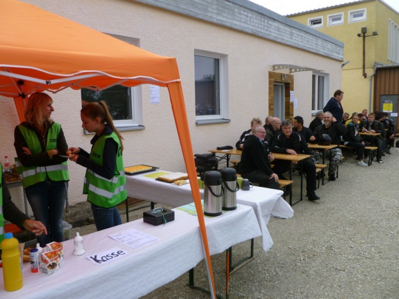 ...Leckere Bockwürste, selbstgebackenen Kuchen und von Hand aufgebrühter Kaffee....lecker
