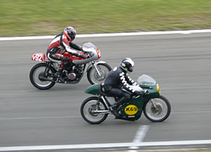 Franz Koch (CH), Morini, im Bremsduell mit Martin Bärtsch,  