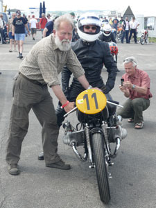 Fritz Fischer, erfolgreicher Gespann-Fahrer aus den Siebziger-Jahren, lässt die BMW RS 54 für seinen Sohn Mike und die Parade warmlaufen.